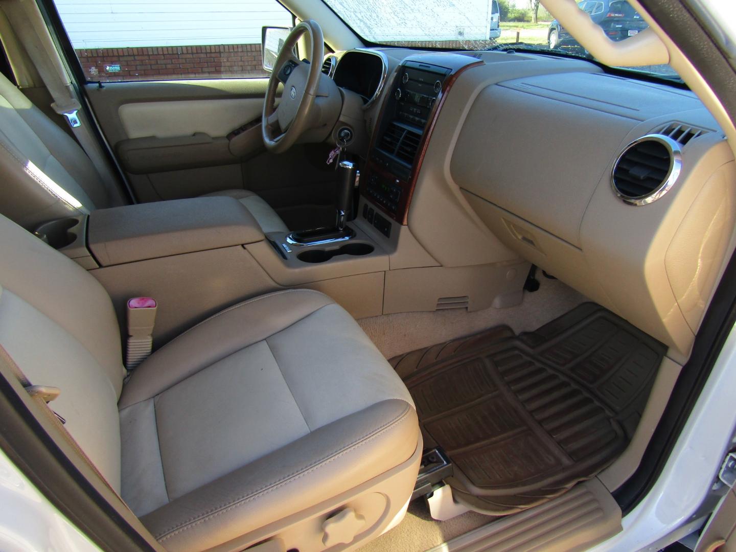 2009 White Ford Explorer Eddie Bauer 4.0L 2WD (1FMEU64E49U) with an 4.0L V6 SOHC 16V engine, Automatic transmission, located at 15016 S Hwy 231, Midland City, AL, 36350, (334) 983-3001, 31.306210, -85.495277 - Photo#9